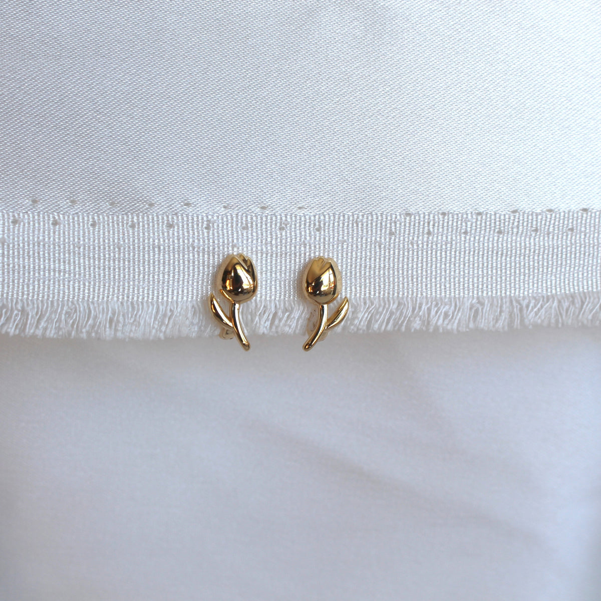 Small Huggie with Tulip 18k Gold Plated